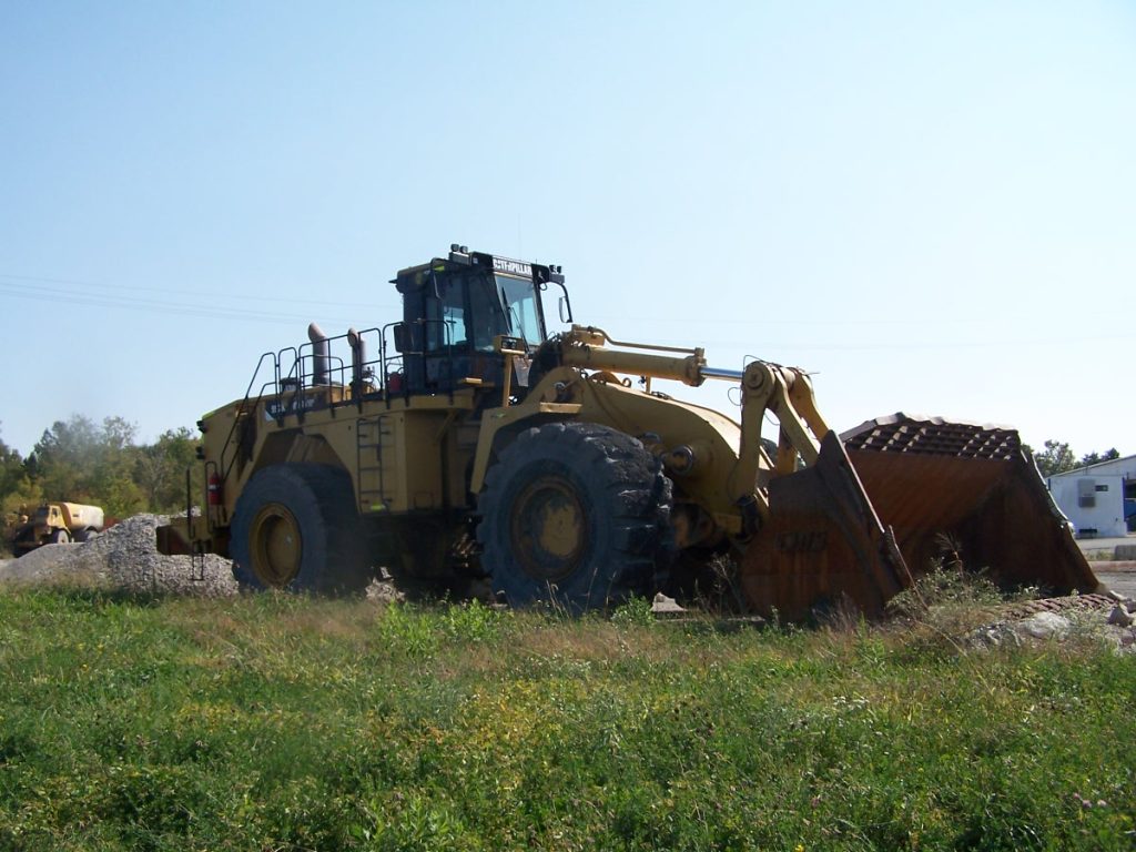 2010 CAT 992K Wheel Loader right front view