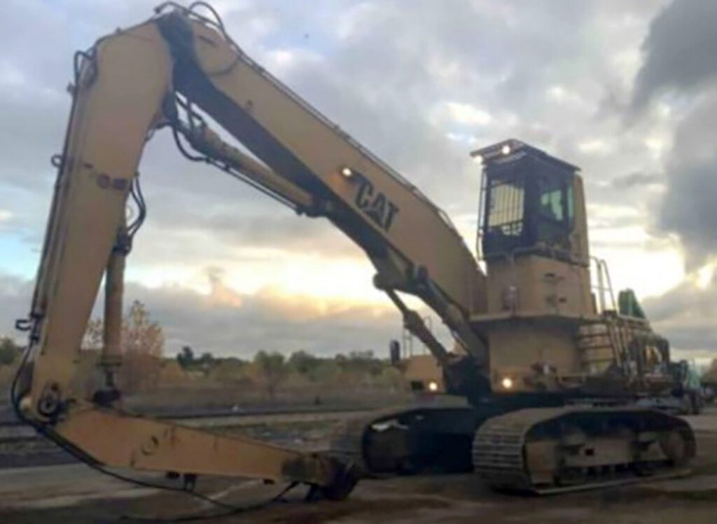 CAT 350L Material Handler front right view