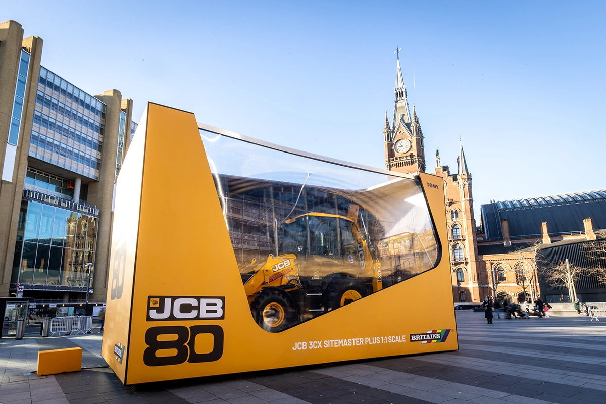 GIANT JCB DISPLAY STOPS LONDONERS