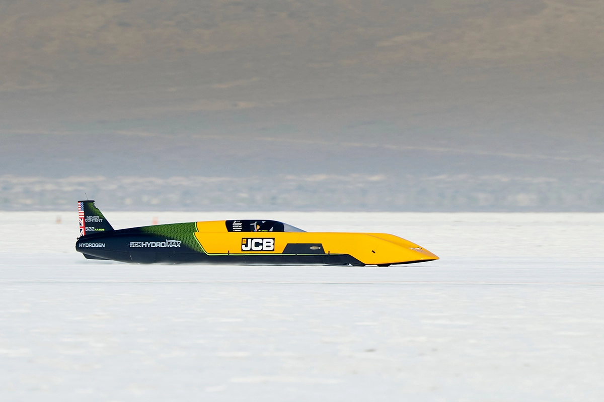 JCB Hydromax powers To 368.347mph on road To FIA record attempt
