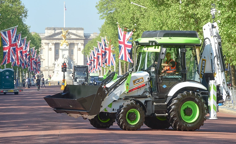 On The Mall - JCB's hydrogen digger