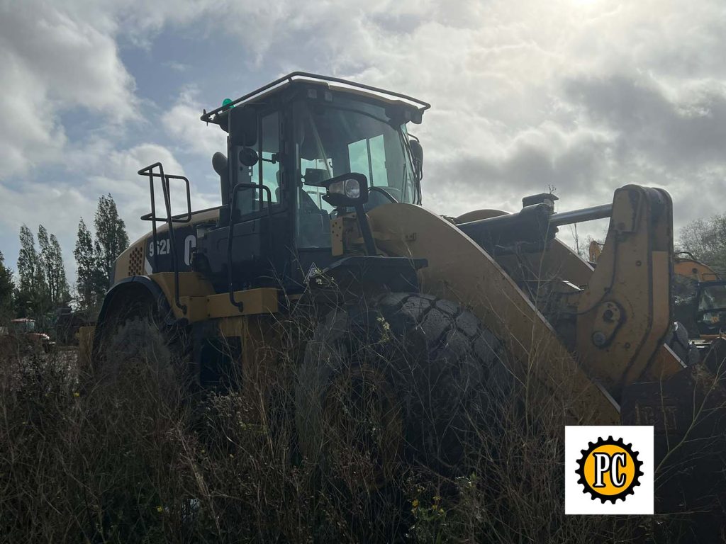 Caterpillar 962K Wheeled-Loader side view.