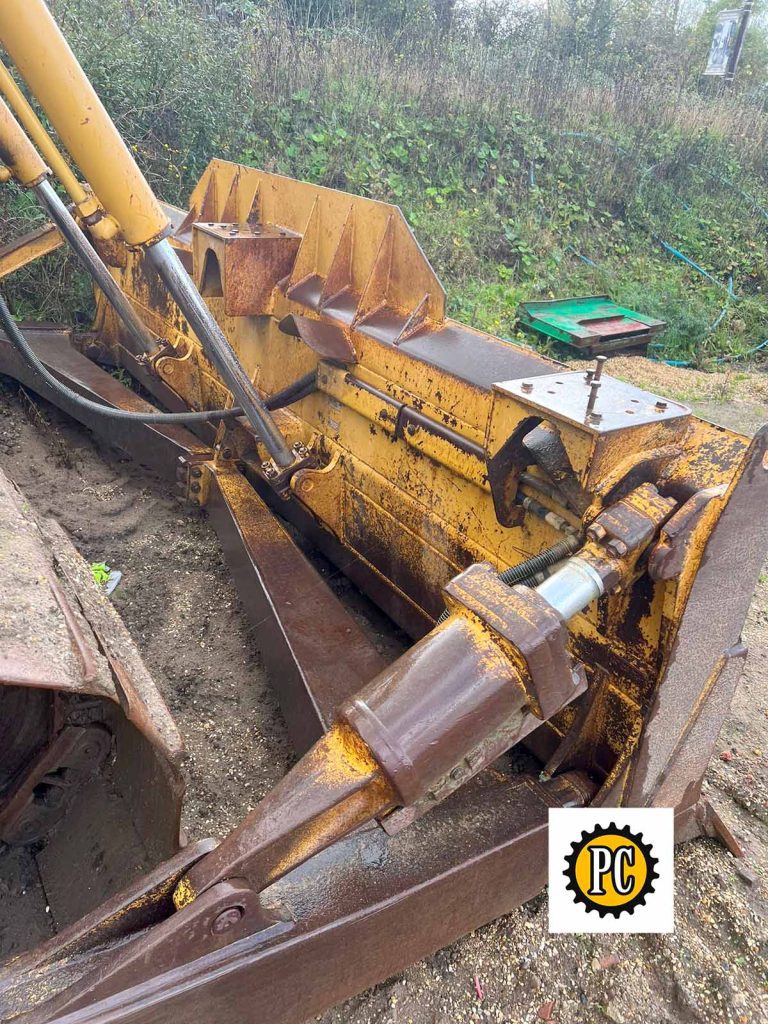 2006 Caterpillar D6RLGP Series 3 blade.