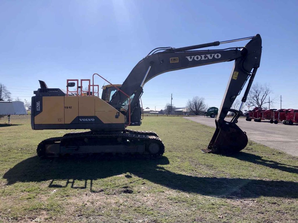 2016 Volvo EC250EL excavator right side view